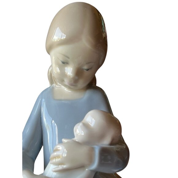 Lladro Girl Holding Baby Figurine 9" Tall Porcelain Spain Collectible sculpture - Picture 2 of 16